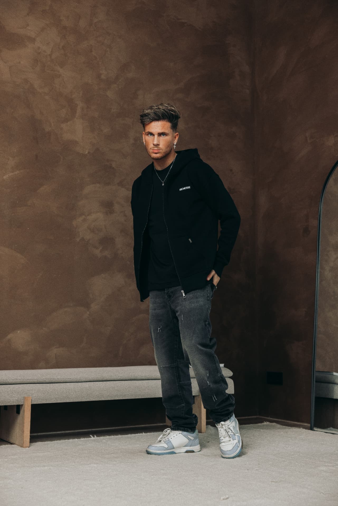 Zwarte zip hoodie met logo op de borst