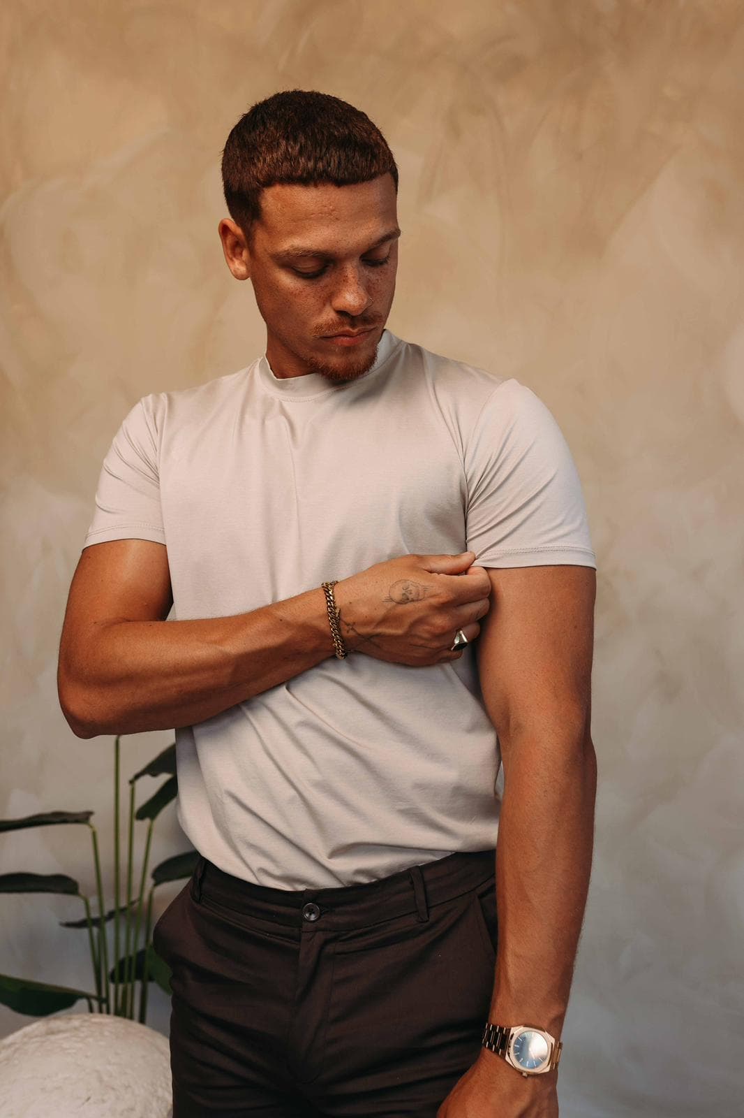 Detailfoto van een crème t-shirt